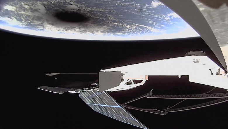 Илон Маск показал, как выглядело солнечное затмение с орбиты на поверхности планеты