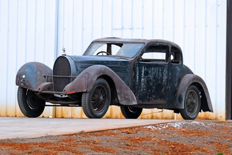 За прогнивший Bugatti Type 57 Ventoux 1936 года идут активные торги: за машину предлагают уже более 100 000 долларов