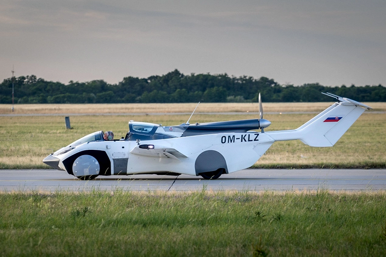 Это автомобиль с ДВС от BMW проедет 500 км по земле и пролетит 1000 км по воздуху, а подготовка к полёту занимает 3 минуты. AirCar готовится к производству и началу продаж