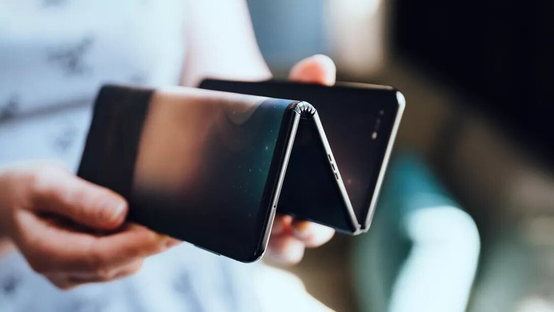Huawei выпустит первый смартфон с тремя экранами уже в текущем квартале