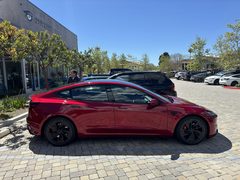 Это новая «злая» Tesla Model 3 Performance/Ludicrous. Живые фото и характеристики