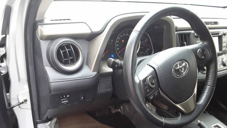 Почти новый Toyota RAV4 простоял 10 лет в гараже — теперь за него просят 3,5 млн рублей