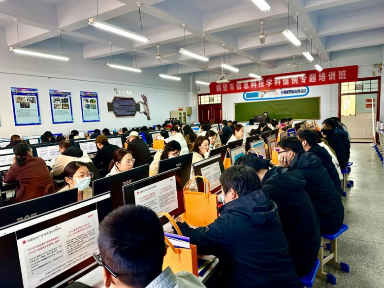 Импортозамещение по-китайски. 10 000 компьютеров на китайских процессорах Longsoon были поставлены в 50 школ города Хэби