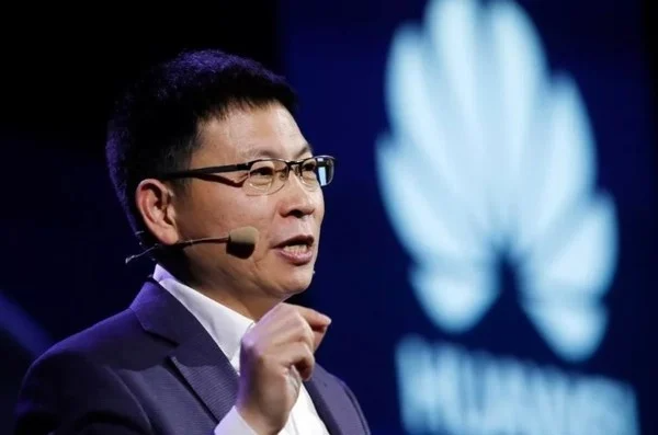 Основатель Huawei запретил гендиректору говорить, что компания «сильно опережает» конкурентов, со штрафом 1380 долларов за каждое такое заявление, по данным Titanium Media