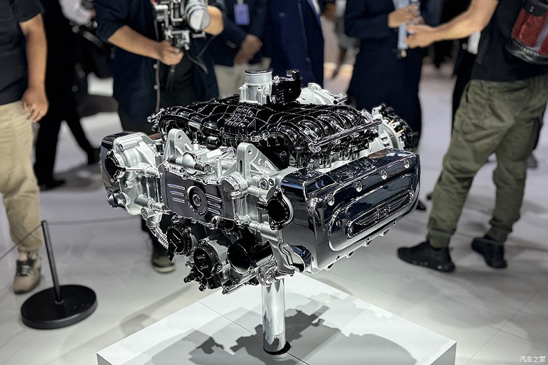 Colossal Wall показала свой восьмицилиндровый оппозитный мотор для аналога Honda Gold Wing