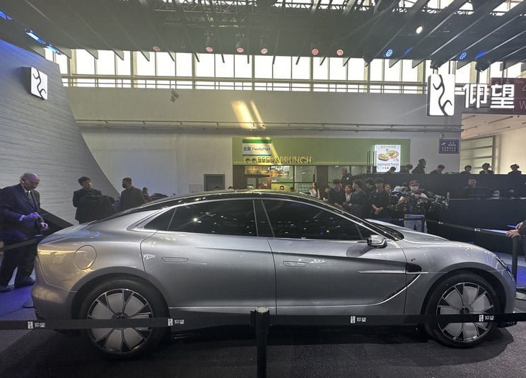 Аналог Mercedes-Benz EQS и BMW i7 мощностью более 1300 л.с. и массой более 3 тонн: BYD представила флагманский седан Yangwang U7