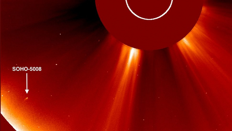 Астроном-любитель обнаружил и сфотографировал комету SOHO-5008, которая распалась во время затмения