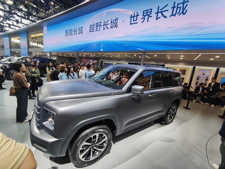«Китайский Prado», который едет в Россию, показали внутри и снаружи. Живые фото Haval H9 нового поколения с Пекинского автосалона