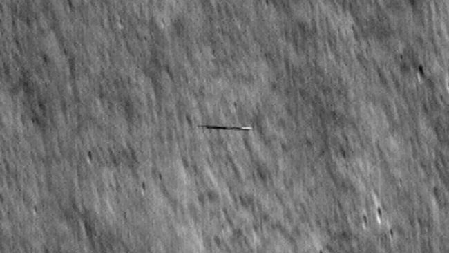 Лунный орбитальный аппарат NASA обнаружил объект, напоминающий доску для сёрфинга
