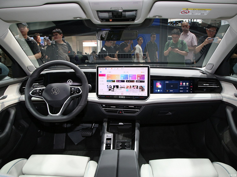 Представлен новейший Volkswagen Magotan на платформе Passat B9. 5-метровый седан получил совершенно новый дизайн и три экрана на передней панели