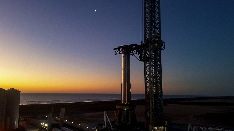 SpaceX выкатила огромную ракету Starship Super Heavy на стартовую площадку перед следующим запуском