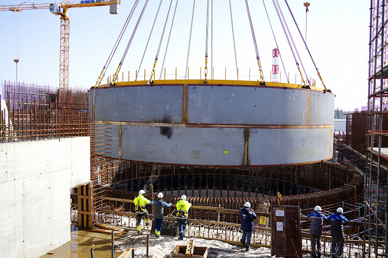 Строительство «реактора будущего» продолжается: возведён средний ярус ограждающей конструкции