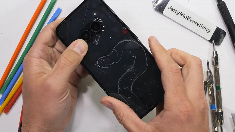 Недорогой, дизайнерский, пластиковый и прочный. До смартфон Nothing Phone (2a) добрался блогер JerryRigEverything