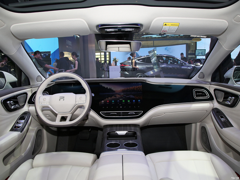 5-метровый полноприводный седан с 43-дюймовым экраном, как у Mercedes, 7.1-канальным звуком, запасом хода более 700 км и огромной скидкой. Седан Feifan F7 вышел в Китае