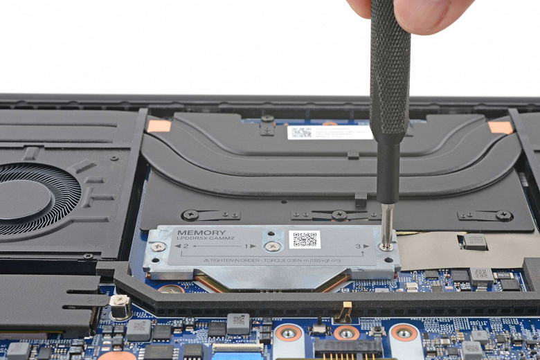 Ждем такую память во всех ноутбуках? iFixit разобрала Lenovo ThinkPad P1 Gen 7 и показала модуль ОЗУ LPCAMM2