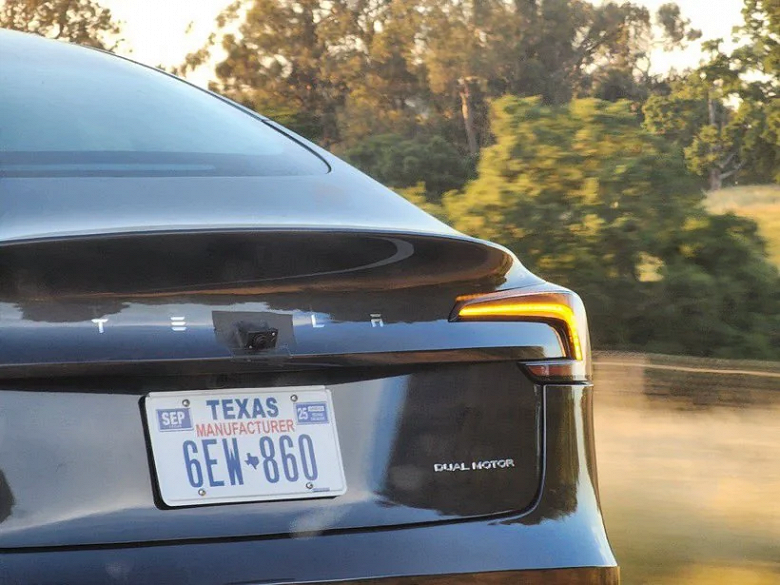 Другая Tesla без зеркал и с новыми камерами попала на камеру. Возможно, она связана с проектом Robotaxi