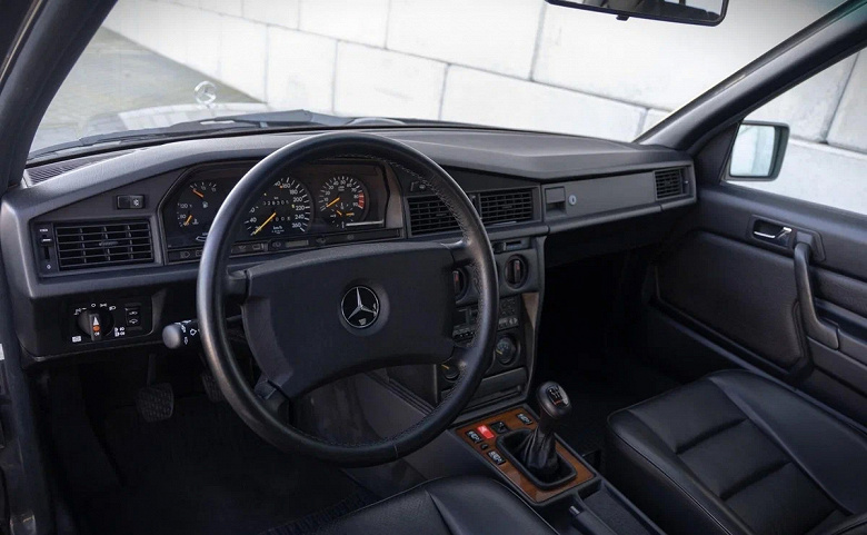 В России подают культовый Mercedes-Benz 190E Evo II с мотором Cosworth, цена машины может удивить