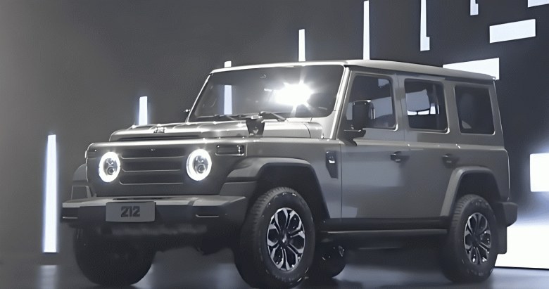 Новый &laquo;китайский Гелендваген&raquo; всего за 14 000 долларов показали вживую. Первое фото салона BJ212