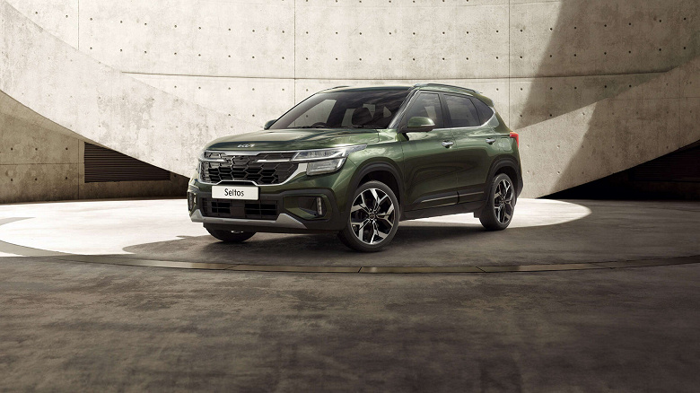 Крупные дилеры привезли в Россию партию новых кроссоверов Kia Seltos 2024 &mdash; с гарантией три года и выбором моторов