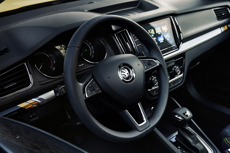 Московский дилер обрушил цены на Skoda Kamiq GT: теперь кроссовер с &laquo;автоматом&raquo; можно купить за 2,9 млн