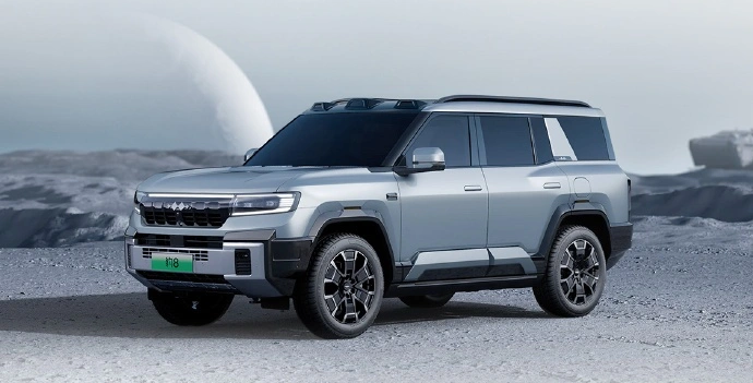 Конкурент Land Cruiser 300 с &laquo;крыльями, энергетическим двигателем и рычагом управления звездолетом&raquo;. BYD сравнивает Leopard 8 с космическим кораблём