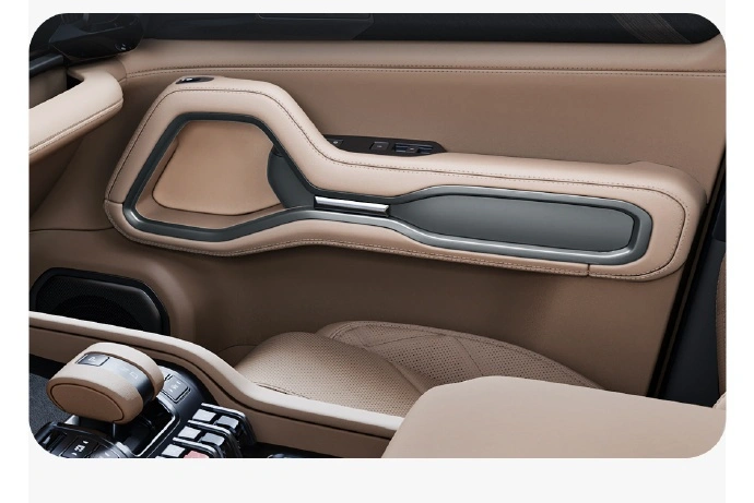 Конкурент Land Cruiser 300 с &laquo;крыльями, энергетическим двигателем и рычагом управления звездолетом&raquo;. BYD сравнивает Leopard 8 с космическим кораблём