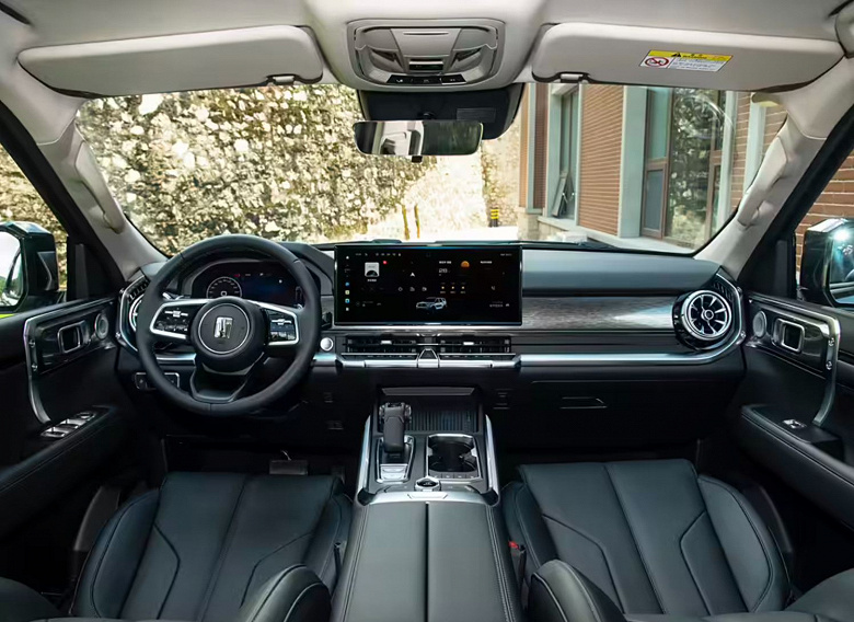 Рама, большой клиренс, 9-ступенчатый «автомат», полный привод — и наконец-то обычные моторы. Представлен Tank 400 с бензиновым и дизельным двигателями