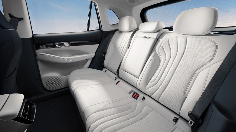 Объявлены цены на первый электрический кроссовер Geely EX5 в России