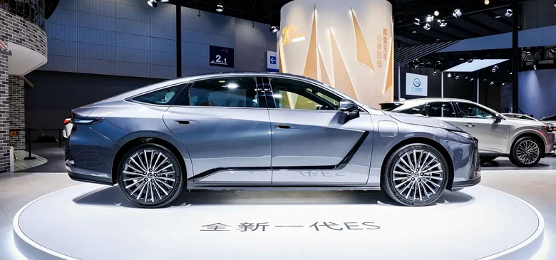 Lexus показал в Китае новый Lexus ES 350e