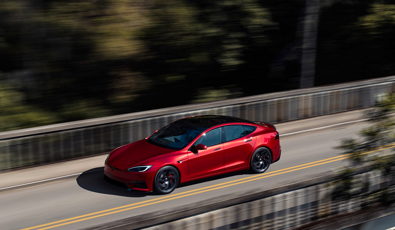 &laquo;Выжившие в аварии пассажиры останутся в ловушке внутри горящего автомобиля&raquo;, &mdash; Tesla обвиняют в том, что особенности конструкции Model S стали причиной гибели людей в результате ДТП