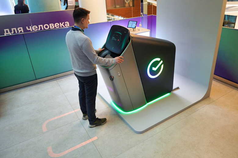 Сбер «переизобрёл» банкомат: два экрана, ИИ-помощник GigaChat и здоровье 