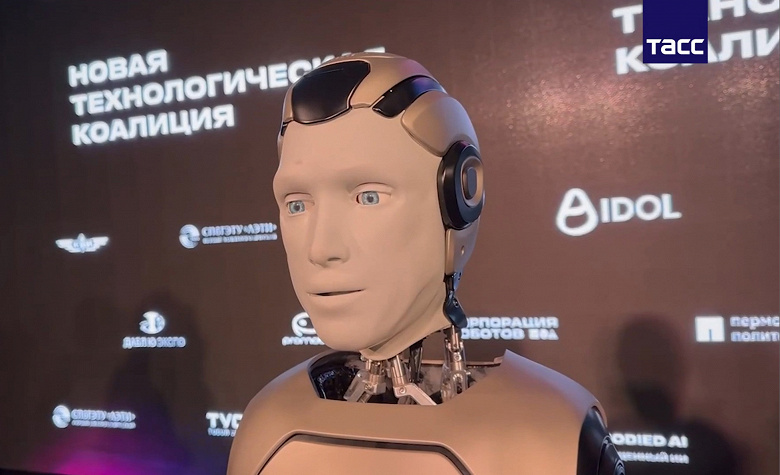 Первый российский гуманоид Aidol вышел в свет — сделал пару шагов и упал