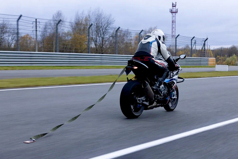 Honor испытала смартфон Honor X9d на гоночной трассе: его привязали к мотоциклу и протащили целый круг