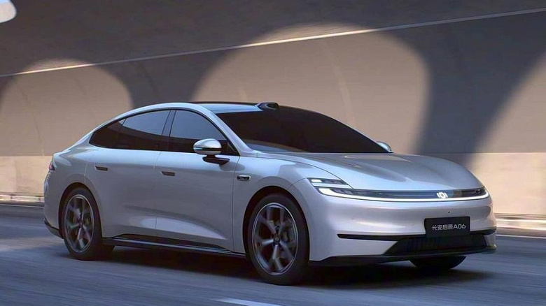 Современный седан с запасом хода более 2000 км и холодильником. В России начали продавать Changan Nevo A06