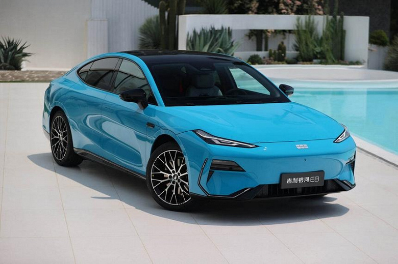 5-метровый полноприводный 646-сильный седан с экраном 45 дюймов по цене Lada Vesta. Цены на Geely E8 сильно снизили в Белоруссии