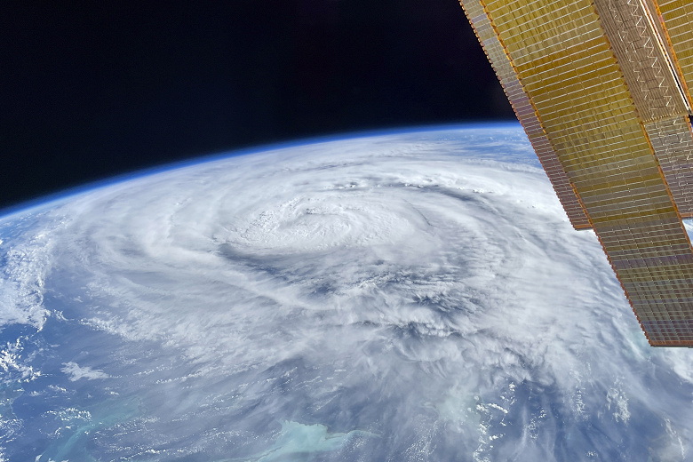 Самые впечатляющие снимки с орбиты: космонавт Алексей Зубрицкий показал редкие кадры кометы Lemmon, урагана и извержения вулкана