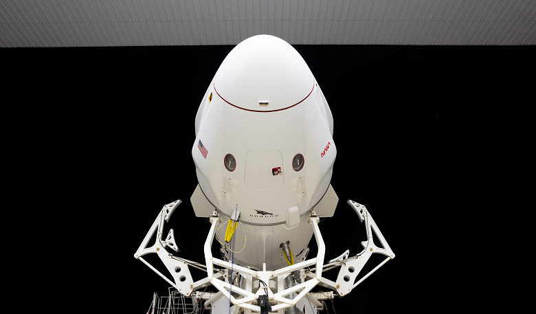 Falcon 9 и корабль Dragon вывезли из ангара и установили на стартовую площадку: опубликованы зрелищные фото