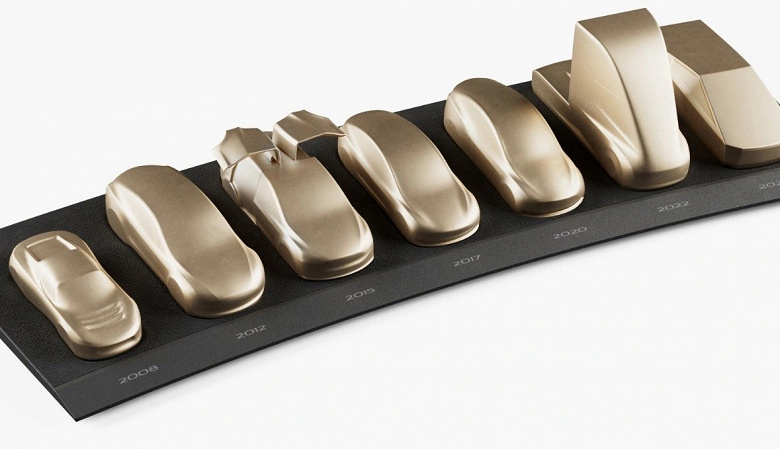 Tesla, которую может позволить себе каждый. Компания выпустила заводную игрушку и памятный набор Tesla Speedform