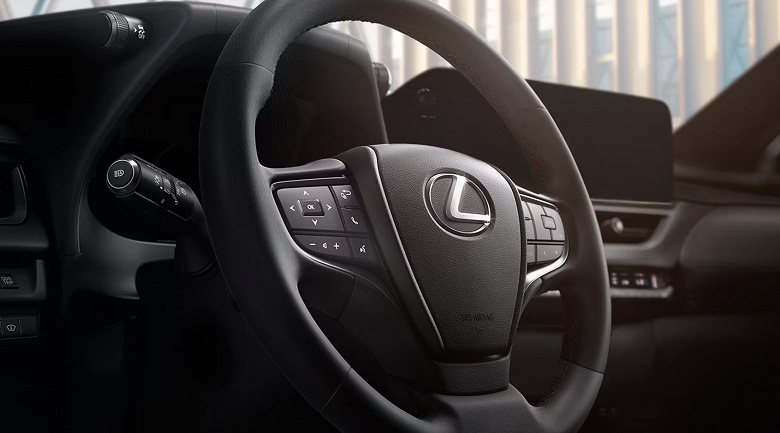 В России начали продавать Lexus UX&nbsp;200 &mdash; недорого, но есть нюанс: машины 2022 года выпуска