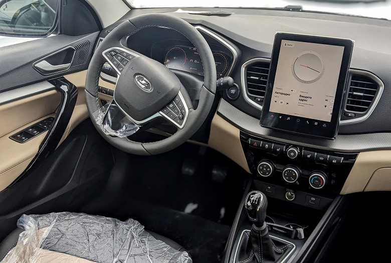 Топовую версию Lada Vesta Techno с двухцветным интерьером и новой коробкой показали вживую