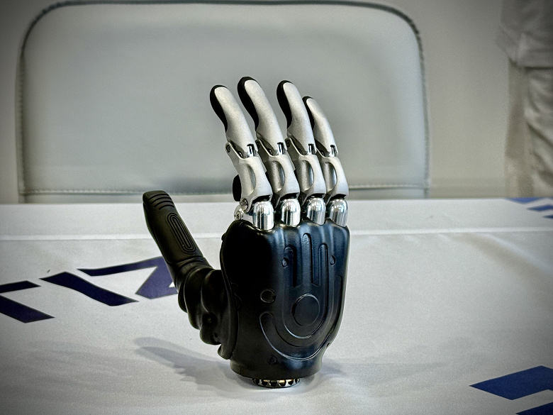 Российская Max Bionic представила бионические кисти с сенсорным мизинцем, собственным генератором захватов и настройкой через облако