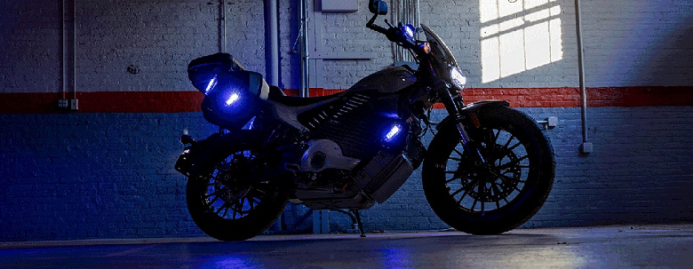 Корни Harley-Davidson, отсутствие сцепления, управление только правой рукой и правой ногой. Представлены мотоциклы для правоохранительных органов от LiveWire