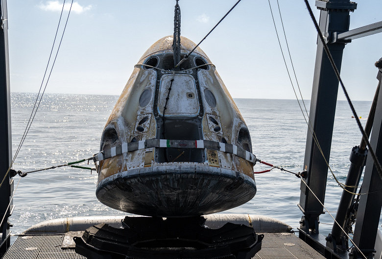 Появились эффектные кадры эвакуации исторический миссии SpaceX Fram2. Корабль Dragon завершил 50-й полёт