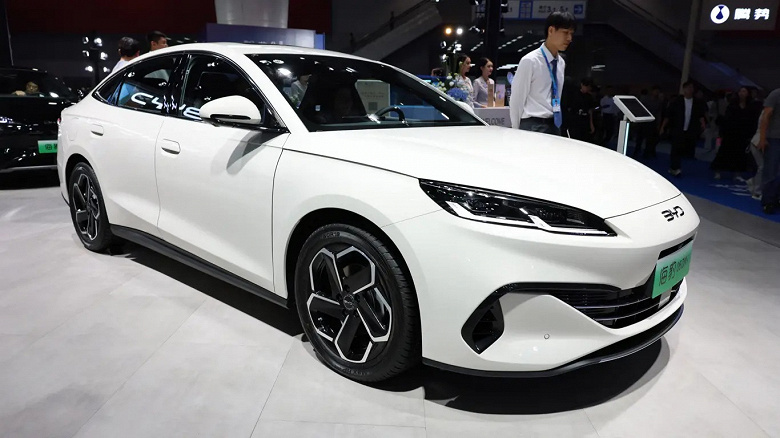 Замена BMW 330e и Skoda Superb. В Европе представлены седан и универсал BYD Seal 06