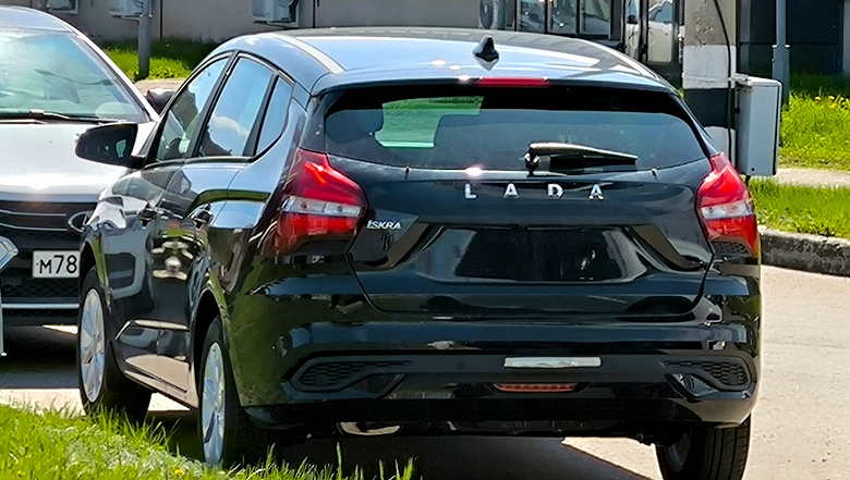 Самая практичная Lada Iskra: чёрный универсал SW впервые показали вживую со всех сторон