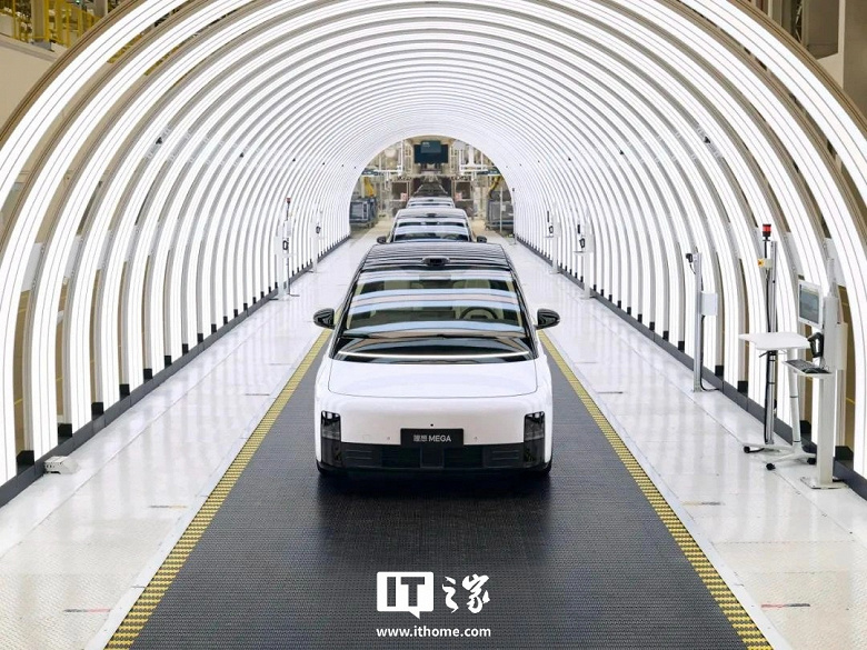 У Li Auto, которая официально вышла на рынок России, появился новый семейный минивэн с поворотными креслами: поставки Li Mega Home начинаются в Китае