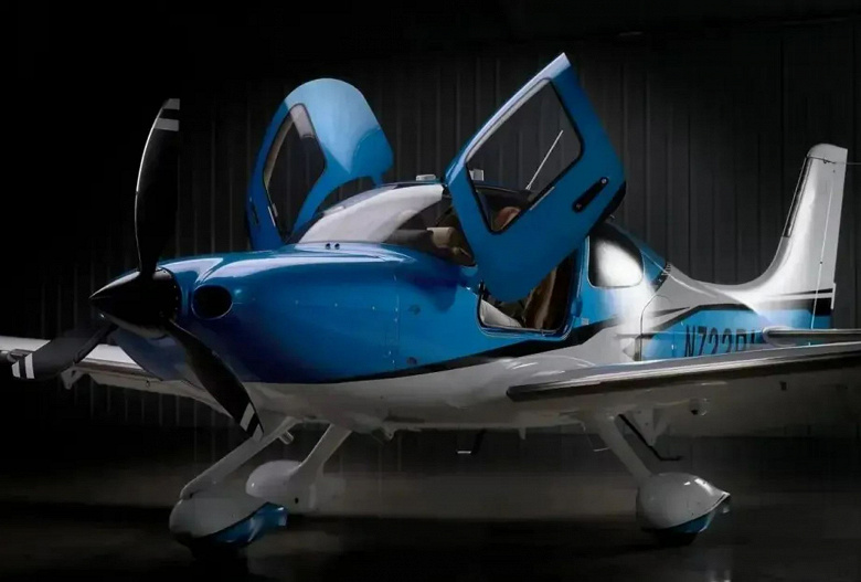 Cirrus интегрировала систему Safe Return в массовые поршневые самолеты SR-серии: нажал на кнопку &mdash; и самолет сам свяжется с диспетчером, выберет аэродром и осуществит посадку