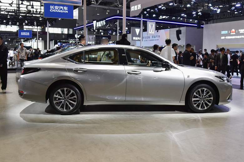 Представлен Lexus ES 200 Taiwan Special Edition с самым простым мотором как у Toyota Camry