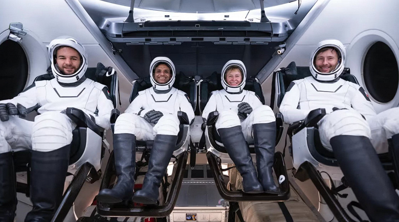 Американцам без компании Илона Маска никак: космический корабль SpaceX Crew Dragon доставил четырех туристов на МКС в целости и сохранности