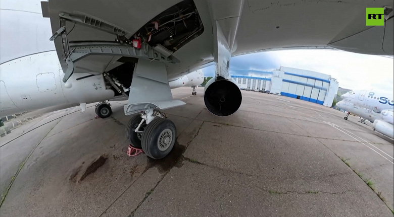 На таких российских самолетах скоро будем летать: RT показал полностью импортозамещённый SJ-100 внутри и снаружи